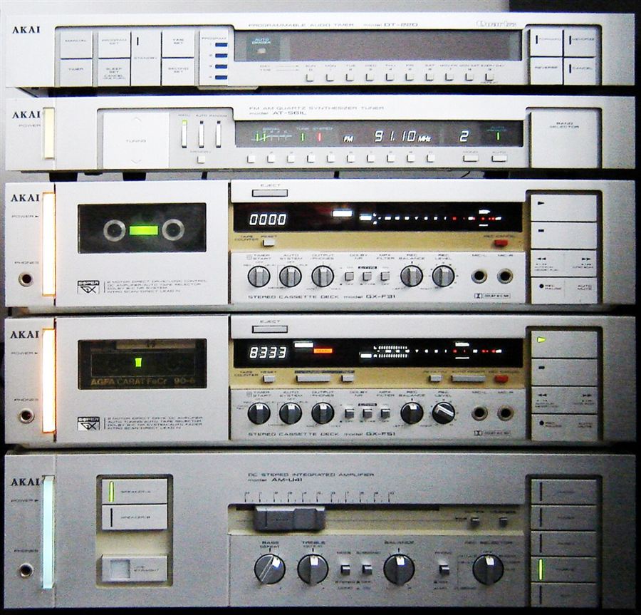 Casseteras AKAI apiladas