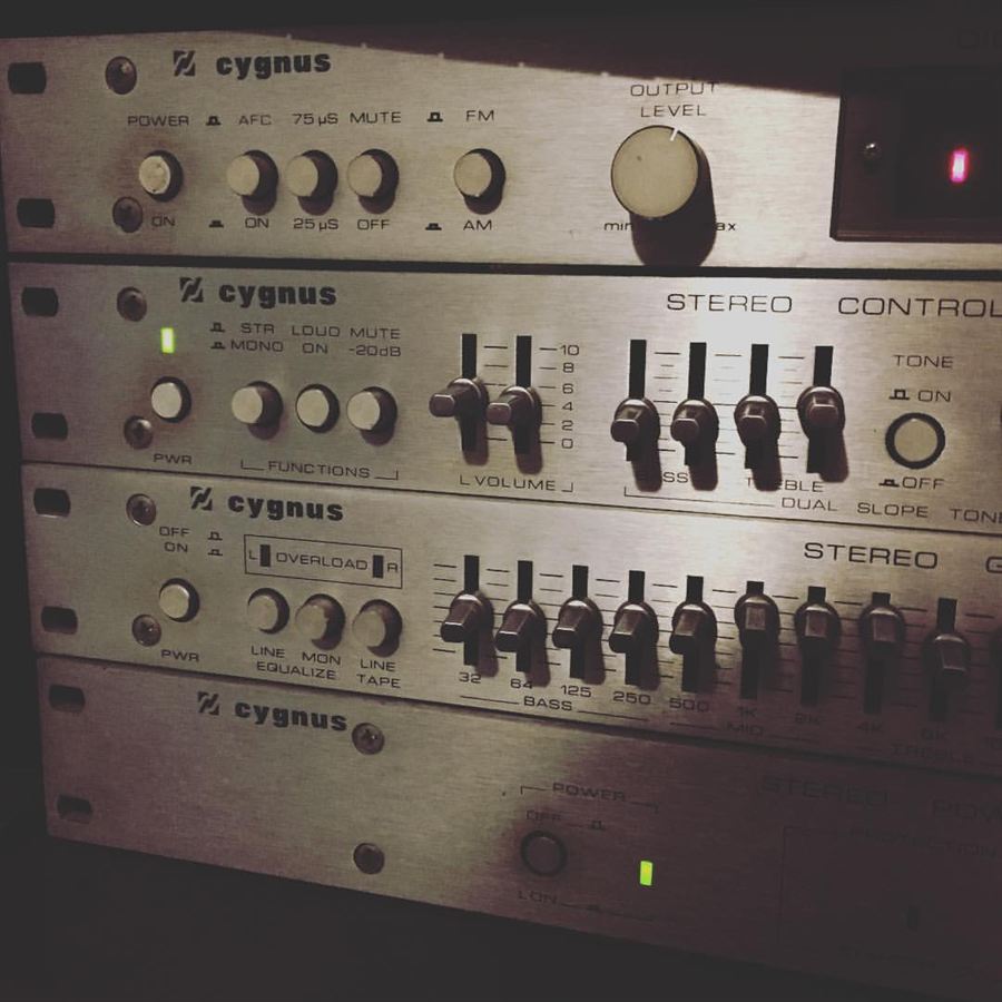 Rack de audio Cygnus con tuner y ecualizador