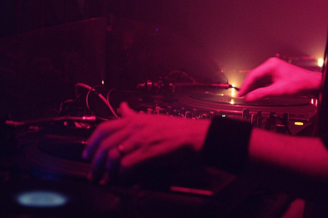 DJ mezclando en tornamesas de vinilo