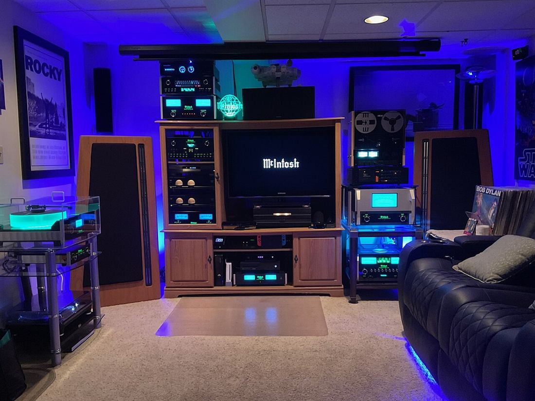 Sala de audio con torre HiFi iluminada